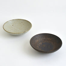 画像をギャラリービューアに読み込む, 5寸平鉢 黒釉 / 小林耶摩人