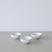 画像をギャラリービューアに読み込む, 輪花小鉢(白) / 高久敏士