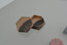 画像をギャラリービューアに読み込む, 黒柿六角蓋物(継ぎ有) / 中村志野