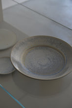 Load image into Gallery viewer, 灰白碧灰釉8寸広リム皿 / 清岡幸道