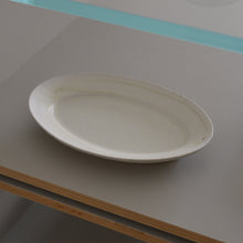 Load image into Gallery viewer, 晶白釉オーバルリム皿小 / 清岡幸道