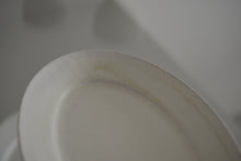 Load image into Gallery viewer, 晶白釉オーバルリム皿小 / 清岡幸道