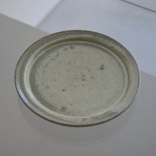 Load image into Gallery viewer, 灰白窯変7寸リムプレート / 清岡幸道