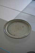 Load image into Gallery viewer, 灰白窯変7寸リムプレート / 清岡幸道