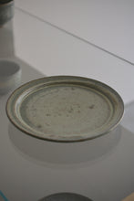 Load image into Gallery viewer, 灰白窯変7寸リムプレート / 清岡幸道