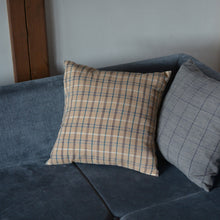 画像をギャラリービューアに読み込む, クッション 茶色 / 蚕糸