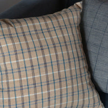 画像をギャラリービューアに読み込む, クッション 茶色 / 蚕糸