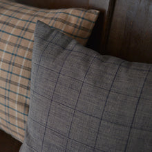 画像をギャラリービューアに読み込む, クッション 藍色 / 蚕糸