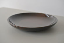 Load image into Gallery viewer, 栗鉄染め拭漆皿 / 鈴木敬