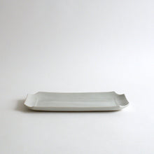 Load image into Gallery viewer, 白磁隅切長方皿 / 阿南維也