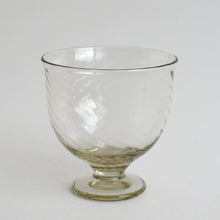 画像をギャラリービューアに読み込む, ひねりモール足付グラス / 三浦侑子
