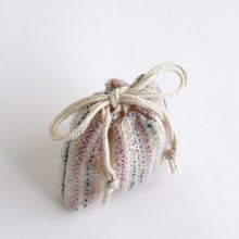 画像をギャラリービューアに読み込む, 小袋 (羊毛:コチニール / 藍) / 滝沢都