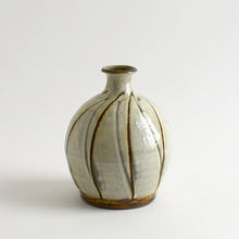 Load image into Gallery viewer, 白掛流描壺 / 柴田雅章