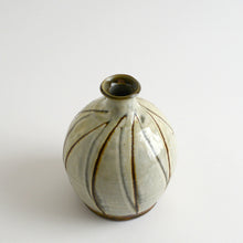 Load image into Gallery viewer, 白掛流描壺 / 柴田雅章