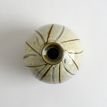 Load image into Gallery viewer, 白掛流描壺 / 柴田雅章