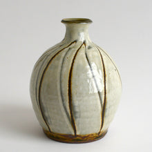 Load image into Gallery viewer, 白掛流描壺 / 柴田雅章