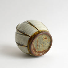 Load image into Gallery viewer, 白掛流描壺 / 柴田雅章