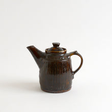 Load image into Gallery viewer, 飴釉鎬手急須 / 柴田雅章