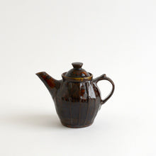 Load image into Gallery viewer, 飴釉筒描急須 / 柴田雅章