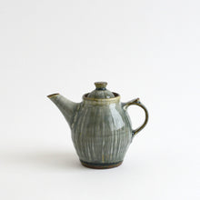 Load image into Gallery viewer, 呉須釉鎬手急須 / 柴田雅章