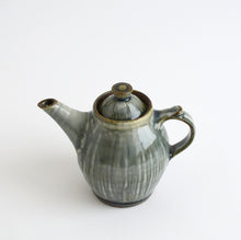 Load image into Gallery viewer, 呉須釉鎬手急須 / 柴田雅章