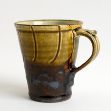 Load image into Gallery viewer, 飴釉掛分流描マグカップ / 柴田雅章
