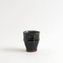 Load image into Gallery viewer, 黒釉筒描湯呑 / 柴田雅章