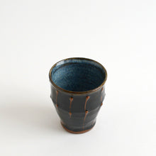 Load image into Gallery viewer, 黒釉筒描湯呑 / 柴田雅章