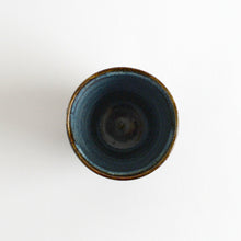 Load image into Gallery viewer, 黒釉筒描湯呑 / 柴田雅章
