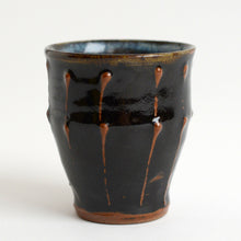 Load image into Gallery viewer, 黒釉筒描湯呑 / 柴田雅章