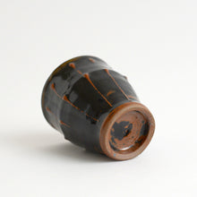 Load image into Gallery viewer, 黒釉筒描湯呑 / 柴田雅章