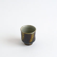 Load image into Gallery viewer, 飴釉抜文ぐい呑 / 柴田雅章