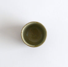 Load image into Gallery viewer, 飴釉抜文ぐい呑 / 柴田雅章