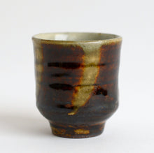 Load image into Gallery viewer, 飴釉抜文ぐい呑 / 柴田雅章