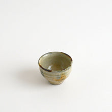 Load image into Gallery viewer, 白掛櫛目色差ぐい呑 / 柴田雅章