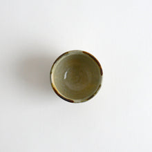 Load image into Gallery viewer, 白掛櫛目色差ぐい呑 / 柴田雅章