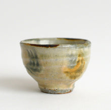 Load image into Gallery viewer, 白掛櫛目色差ぐい呑 / 柴田雅章