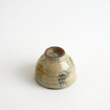 Load image into Gallery viewer, 白掛櫛目色差ぐい呑 / 柴田雅章