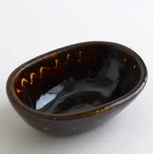Load image into Gallery viewer, 飴釉流描楕円小鉢 / 柴田雅章