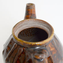 Load image into Gallery viewer, 飴釉筒描急須 / 柴田雅章