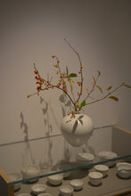 Load image into Gallery viewer, 花器 / 高久敏士