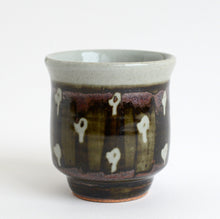 Load image into Gallery viewer, 鉄抜絵湯呑 / 袖師窯