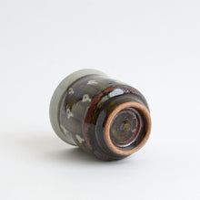 Load image into Gallery viewer, 鉄抜絵湯呑 / 袖師窯