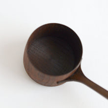 Load image into Gallery viewer, 珈琲杓 中柄 神代ケヤキ材 / 田澤祐介