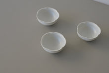 画像をギャラリービューアに読み込む, 輪花小鉢(白) / 高久敏士