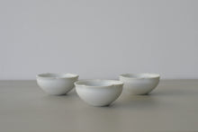 画像をギャラリービューアに読み込む, 輪花小鉢(白) / 高久敏士