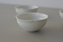 画像をギャラリービューアに読み込む, 輪花小鉢(白) / 高久敏士