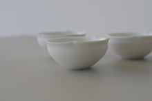画像をギャラリービューアに読み込む, 輪花小鉢(白) / 高久敏士