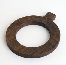 Load image into Gallery viewer, 鍋敷(Φ150 / クラロウォールナット) / 藤崎均