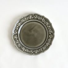 Load image into Gallery viewer, 花冠レリーフ皿6寸 (グレー) / 阿部慎太朗